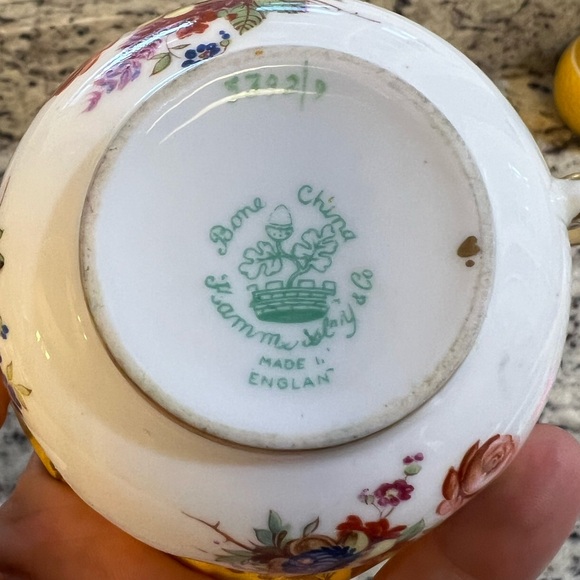 Hammersley bone China yellow teacup with gold trim and floral design - Picture 8 of 8